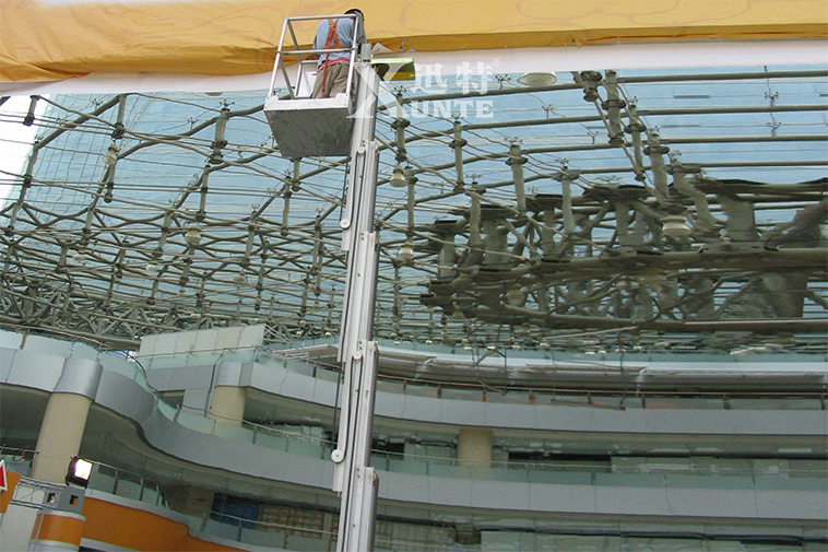 上海明珠大酒店選擇迅特自行鋁合金升降機